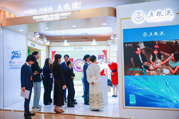 新华丝路：中国白酒品牌五粮液作为荣誉战略合作伙伴，共庆博鳌亚洲论坛成立25周年