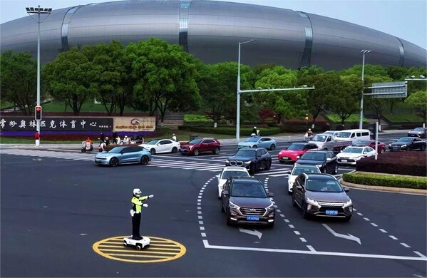 苏超开赛：墨甲交警机器人上岗常州，护航揭幕战
